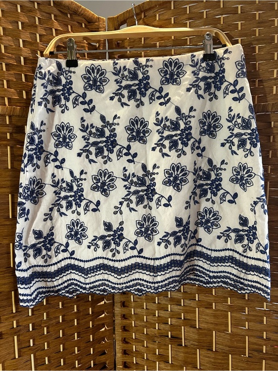 LOFT Dresses & Skirts - Loft White Blue Embroidered Mini Skirt Size 8 Cotton Lined Boho